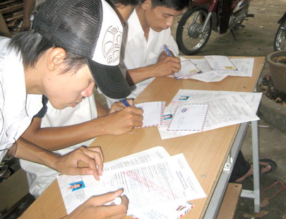 Lệ phí tuyển sinh năm 2012 là 80.000 đ/thí sinh Lệ phí tuyển sinh năm 2012 là 80.000 đ/thí sinh